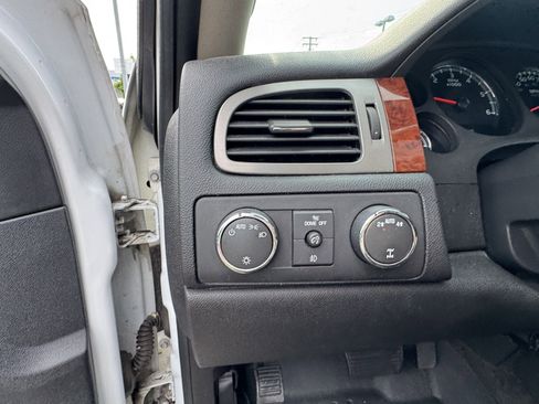 Used 2012 Chevrolet Suburban LT image 19