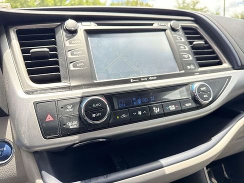 Used 2019 Toyota Highlander XLE AWD/4WD image 19