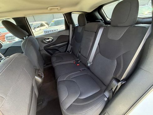 Used 2016 Jeep Cherokee Latitude w/ Safety/Convenience Group FWD image 16