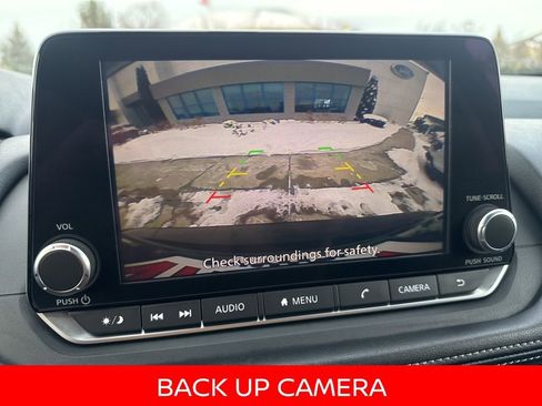 Used 2024 Nissan Rogue SV image 3