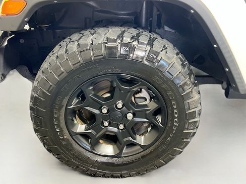 Used 2023 Jeep Gladiator Willys image 13
