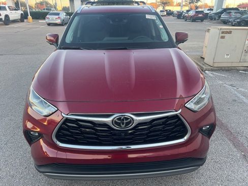 Used 2025 Toyota Highlander Platinum image 2