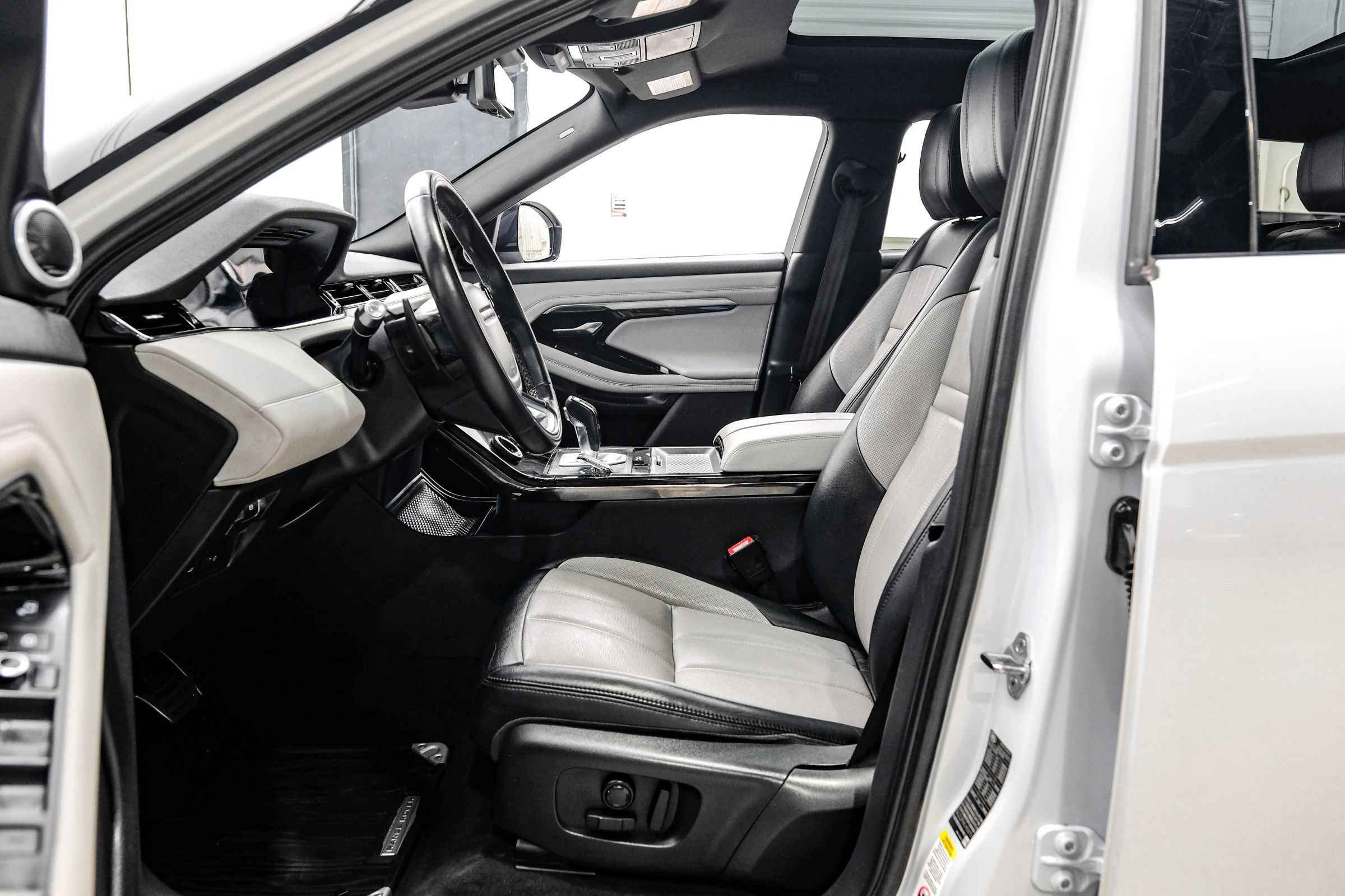 Used 2020 Land Rover Range Rover Evoque First Edition AWD/4WD image 35