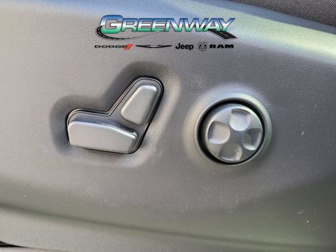 Used 2023 Chrysler Pacifica Touring-L FWD image 19
