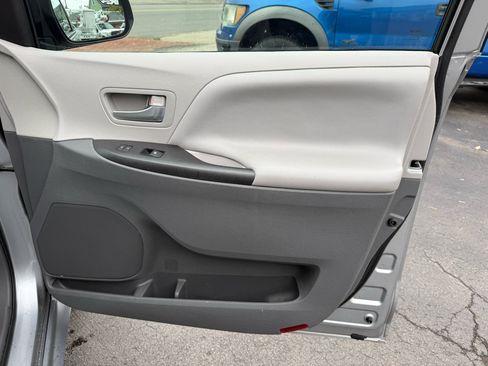Used 2015 Toyota Sienna LE image 31