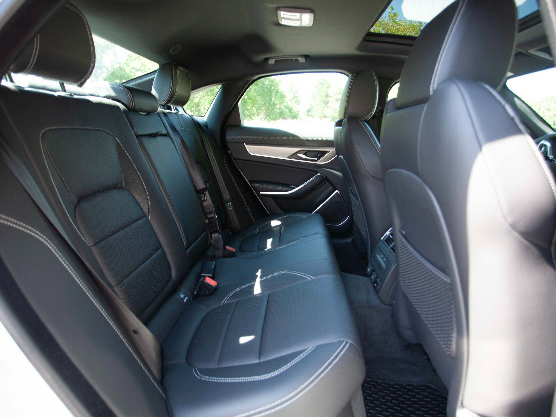 Used 2024 Jaguar XF R-Dynamic SE AWD/4WD image 31