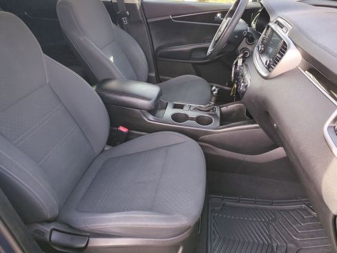 Used 2018 Kia Sorento LX image 19