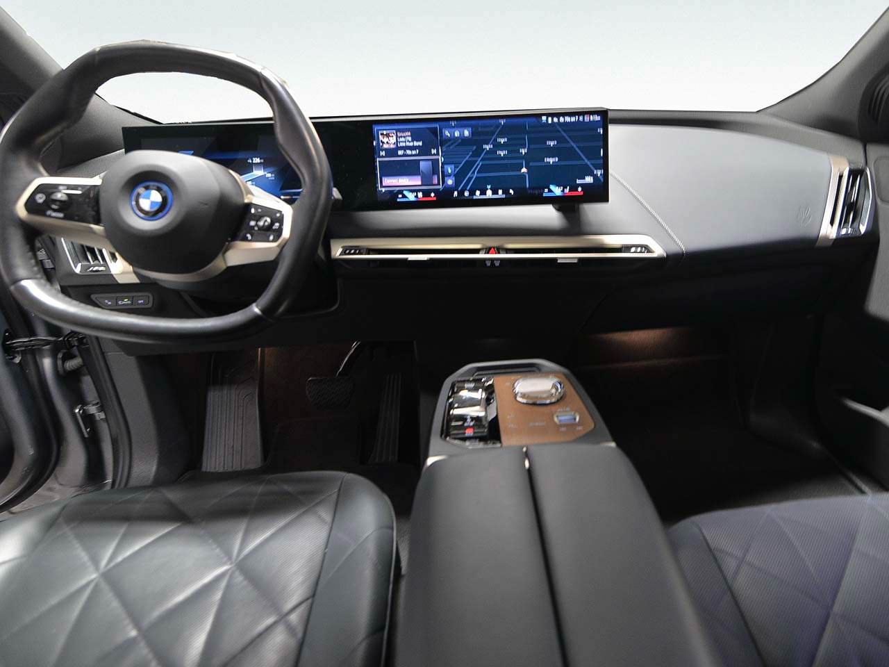Used 2024 BMW iX xDrive50 w/ Premium Package AWD/4WD image 13