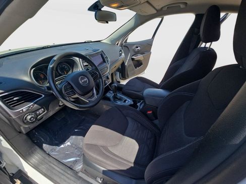 Used 2019 Jeep Cherokee Latitude w/ Cold Weather Group FWD image 11