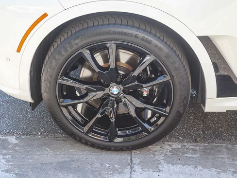 Used 2024 BMW X7 xDrive40i w/ M Sport Package AWD/4WD image 9