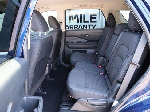 Used 2025 Nissan Pathfinder SV FWD image 10