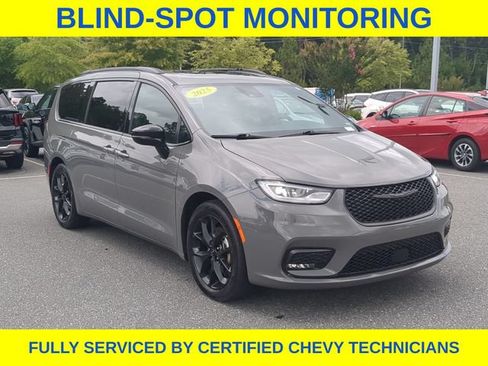 Used 2025 Chrysler Pacifica Limited FWD image 3