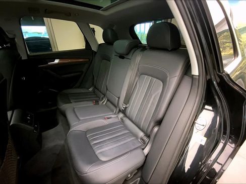Used 2022 Audi Q5 2.0T Premium w/ Convenience Package AWD/4WD image 21