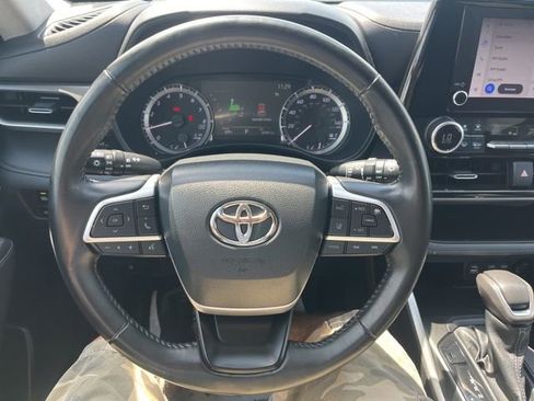 Used 2023 Toyota Highlander LE FWD image 12