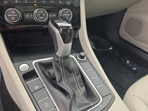 Used 2023 Volkswagen Jetta SE w/ Panoramic Sunroof Package image 29