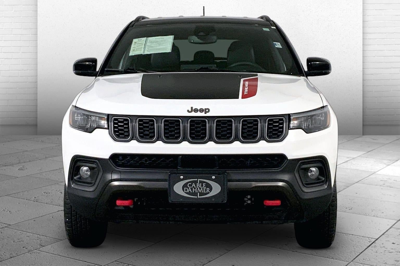 Used 2025 Jeep Compass Trailhawk AWD/4WD image 2