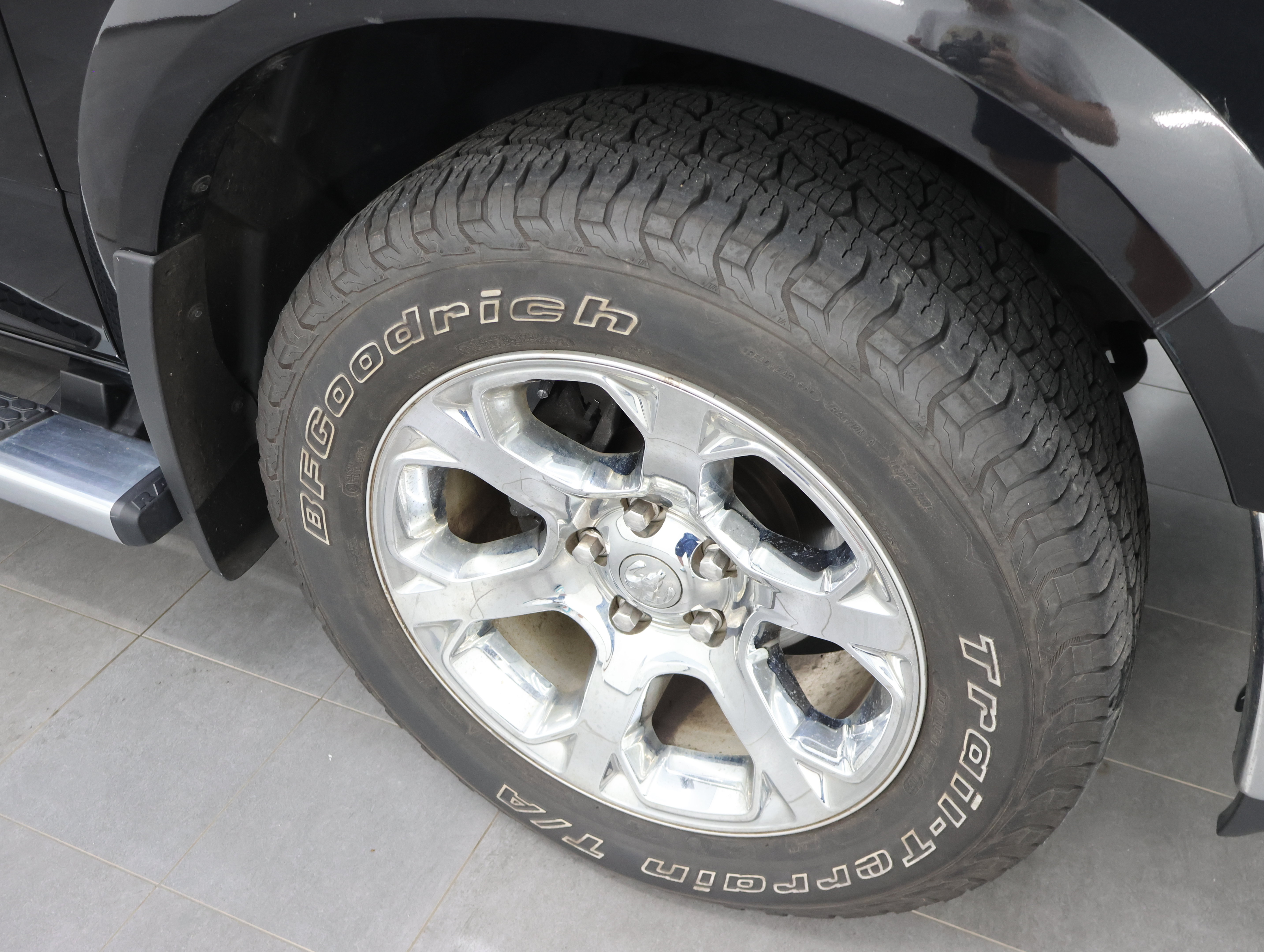 Used 2018 RAM 1500 Laramie w/ Convenience Group AWD/4WD image 3