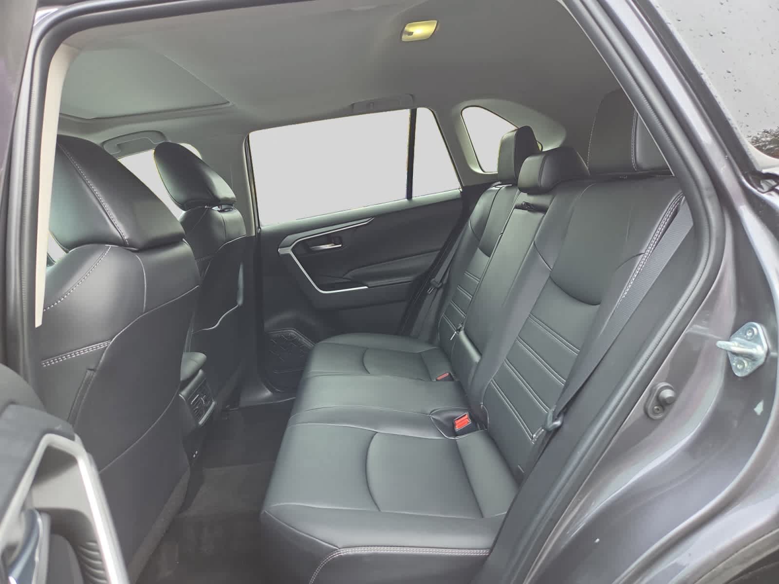 Used 2022 Toyota RAV4 XLE Premium AWD/4WD image 36