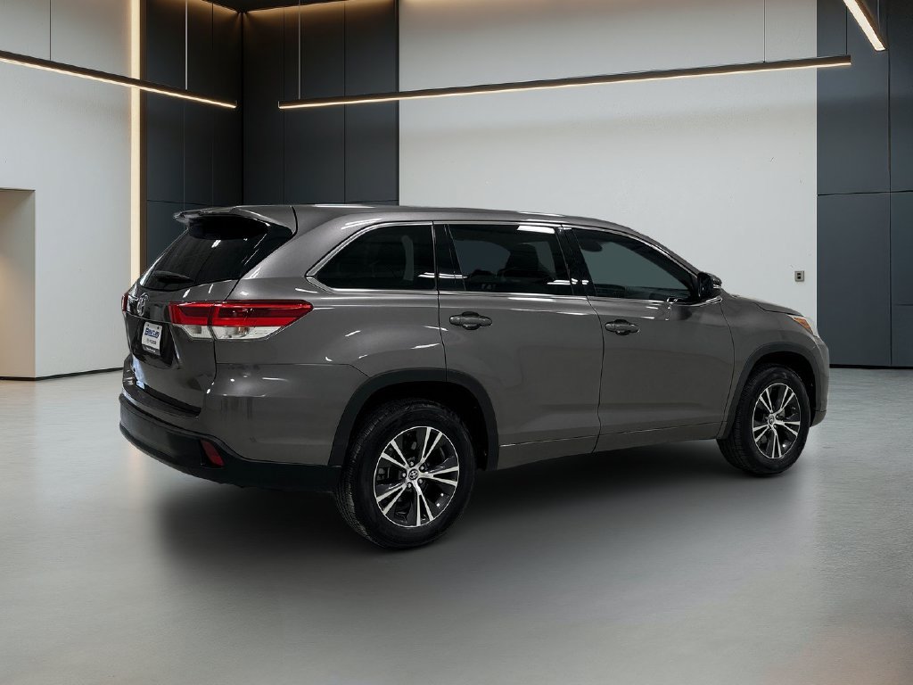 Used 2017 Toyota Highlander LE FWD image 6