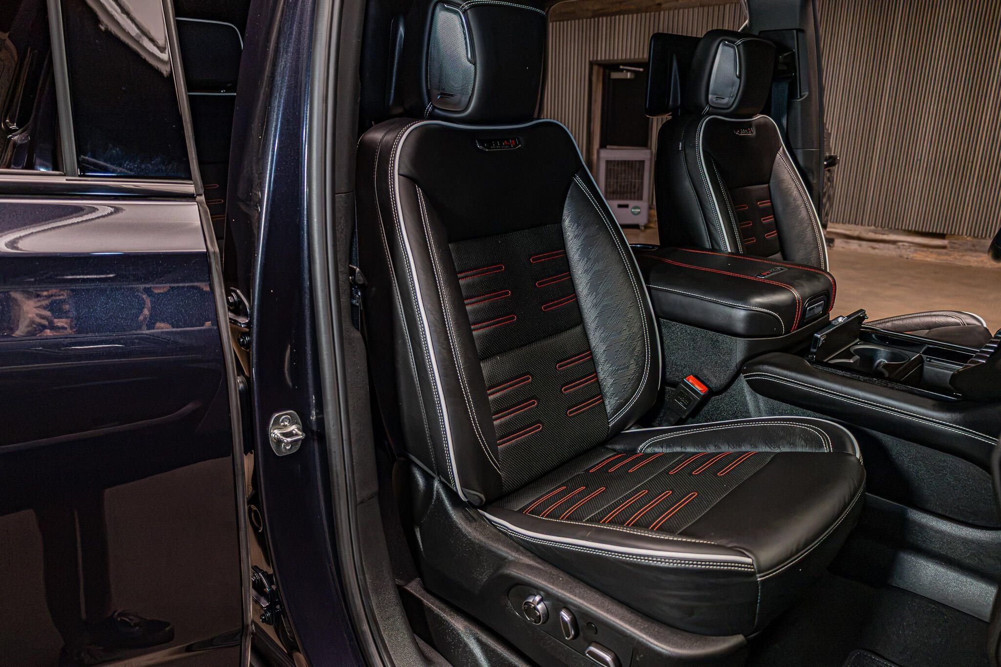 Used 2025 GMC Yukon AT4 Ultimate AWD/4WD image 28