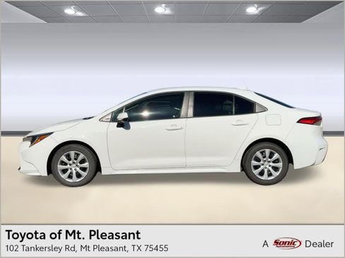 Used 2022 Toyota Corolla LE image 1