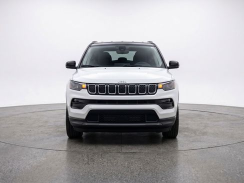 Used 2025 Jeep Compass Limited AWD/4WD image 2