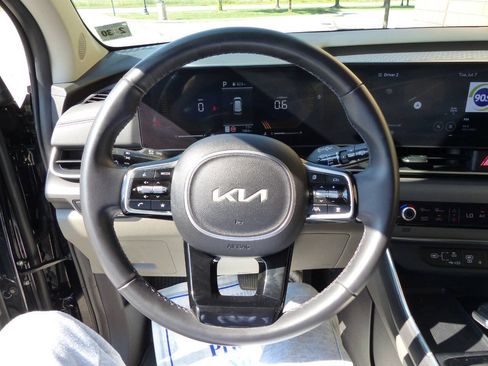 Used 2025 Kia Carnival EX FWD image 24
