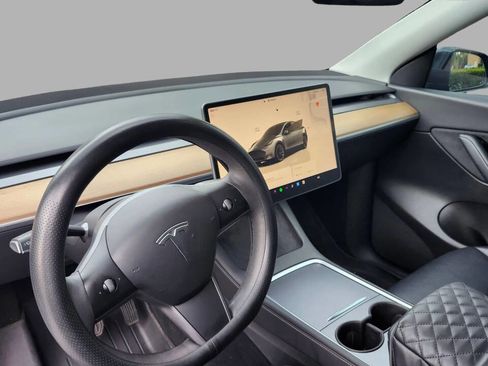 Used 2022 Tesla Model Y Long Range image 14