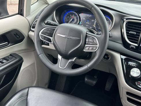 Used 2023 Chrysler Pacifica Touring-L FWD image 16