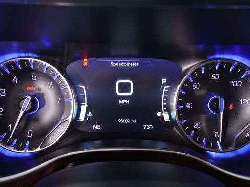 Used 2017 Chrysler Pacifica Limited w/ Tire & Wheel Group image 4