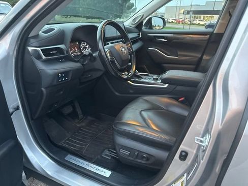 Used 2021 Toyota Highlander Limited AWD/4WD image 9