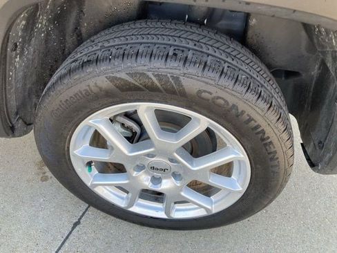 Certified 2023 Jeep Renegade Latitude image 18