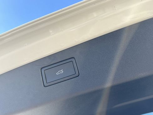 New 2026 Volkswagen Tiguan SE R-Line image 9