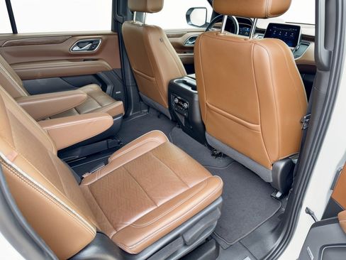 Used 2022 Chevrolet Suburban High Country w/ Premium Package 2 RWD image 29