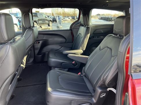 New 2026 Chrysler Pacifica Select image 4