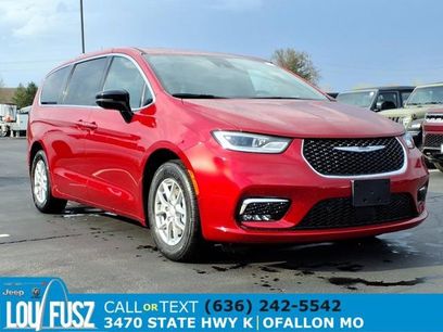 New 2026 Chrysler Pacifica Select