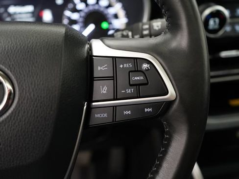 Used 2024 Toyota Highlander XLE AWD/4WD image 19