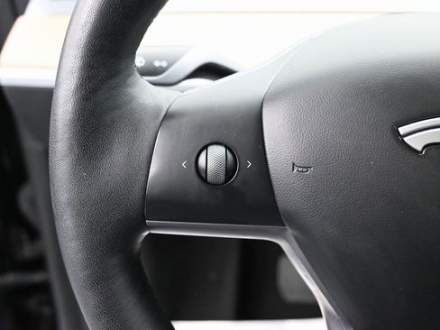 Used 2022 Tesla Model Y Long Range image 18