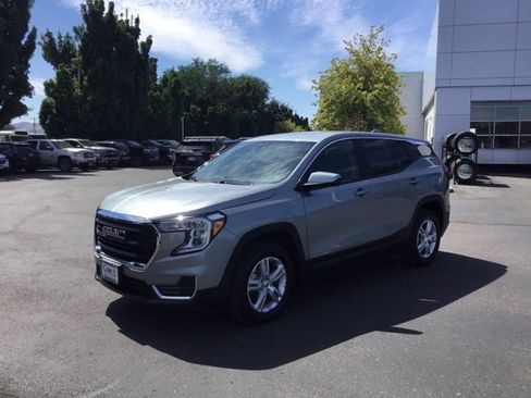 Used 2024 GMC Terrain SLE image 8