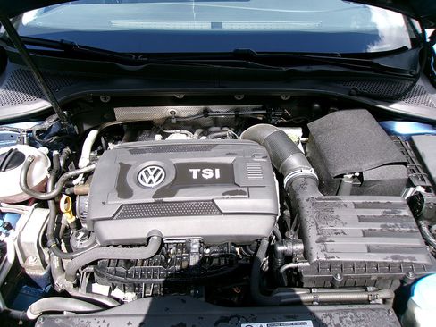 Used 2017 Volkswagen Golf SE image 10