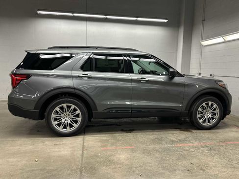 New 2026 Ford Explorer Active w/ Active Comfort Package image 3