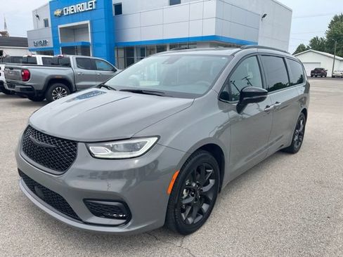 Used 2025 Chrysler Pacifica Limited FWD image 2