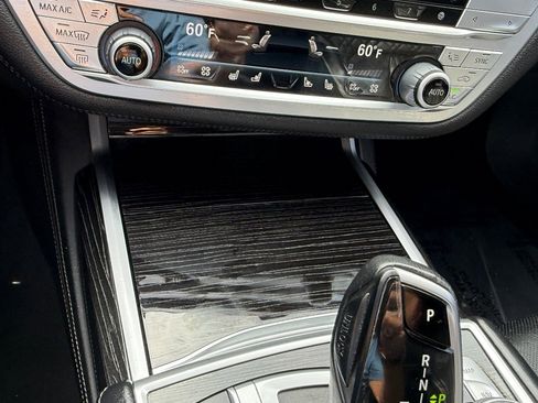 Used 2022 BMW 740i w/ Premium Package image 32