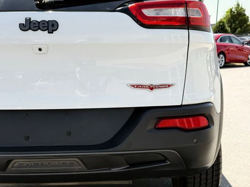 Used 2017 Jeep Cherokee Trailhawk AWD/4WD image 12