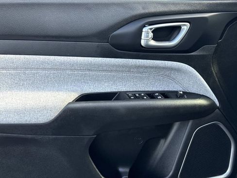 Used 2023 Jeep Compass Latitude image 18