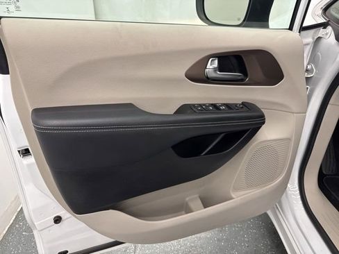 Used 2022 Chrysler Voyager LX FWD image 17