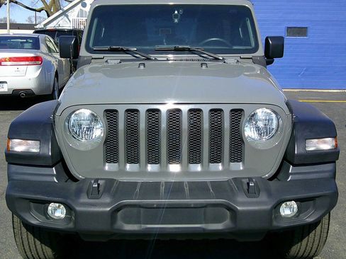 Used 2018 Jeep Wrangler Unlimited Sport AWD/4WD image 3