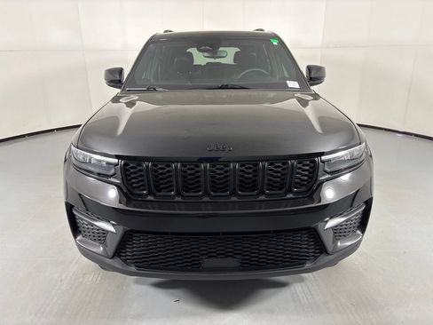 Used 2024 Jeep Grand Cherokee Altitude AWD/4WD image 3