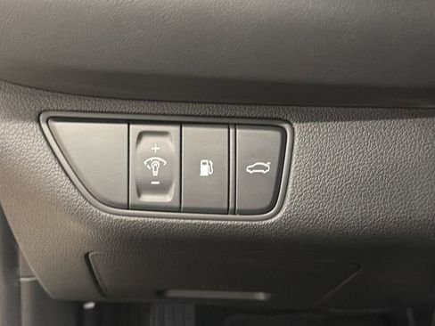 Used 2025 Genesis G70 2.5T AWD/4WD image 19