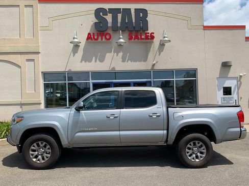 Used 2017 Toyota Tacoma SR5 w/ Tow Package RWD image 4
